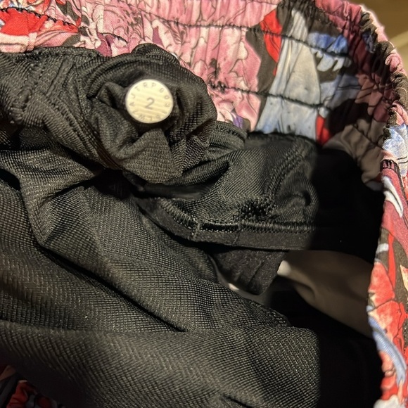 Lululemon Hotty Hot Lush Lillies Multi Black size 2 - Picture 11 of 11